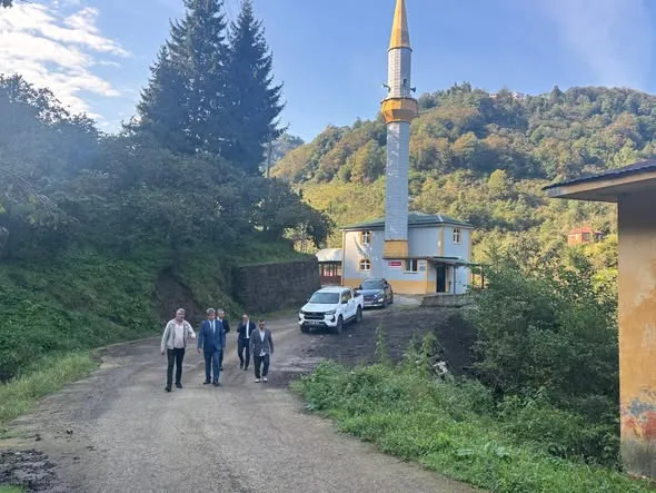 İlçe Kaymakamı Civelek, Karadere-Sağlık ve Maksutlu Köyü’nde asfalt sathi kaplama yol yapım çalışmalarını yerinde inceledi