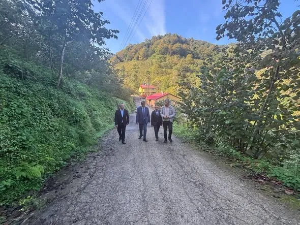 İlçe Kaymakamı Civelek, Karadere-Sağlık ve Maksutlu Köyü’nde asfalt sathi kaplama yol yapım çalışmalarını yerinde inceledi