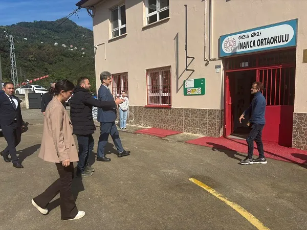 İlçe Kaymakamı Civelek, İnanca Köyü’nde yapılan beton yol çalışmasını yerinde inceledi