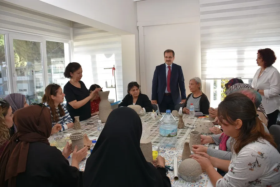 Salihli Kaymakamı Aile Destek Merkezi’ni ziyaret etti