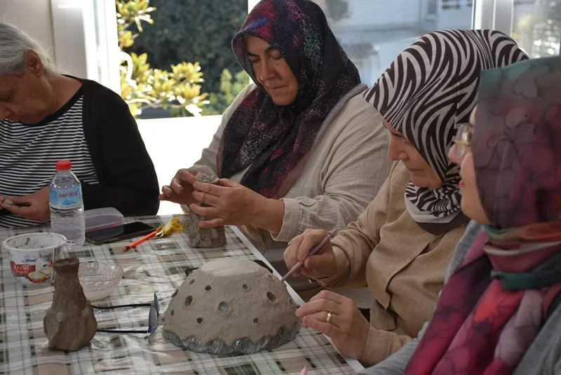Salihli Kaymakamı Aile Destek Merkezi’ni ziyaret etti
