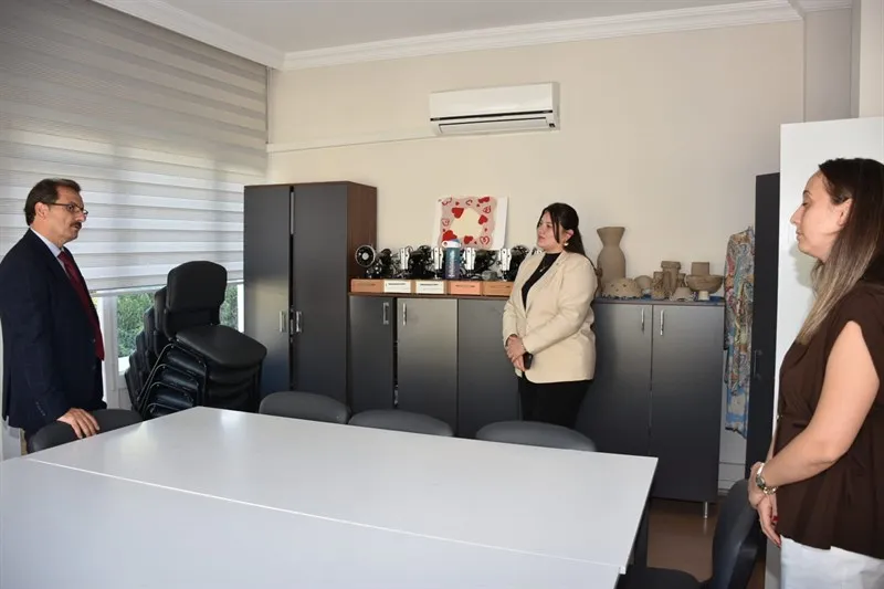 Salihli Kaymakamı Aile Destek Merkezi’ni ziyaret etti