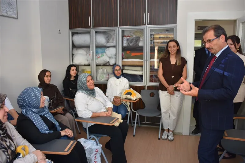 Salihli Kaymakamı Aile Destek Merkezi’ni ziyaret etti