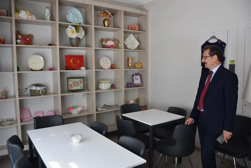 Salihli Kaymakamı Aile Destek Merkezi’ni ziyaret etti