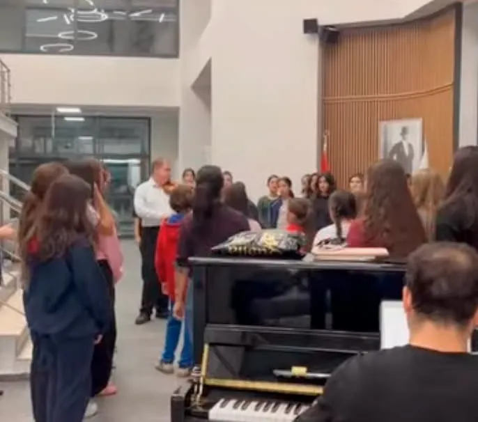 ÇOMÜ’de Müzik Zirvesi: Ünlü keman virtüözü Cihat Aşkın Çocuk Korosu ve sanatseverlerle buluştu