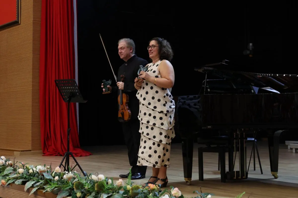 ÇOMÜ’de Müzik Zirvesi: Ünlü keman virtüözü Cihat Aşkın Çocuk Korosu ve sanatseverlerle buluştu