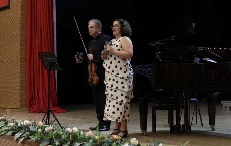 ÇOMÜ’de Müzik Zirvesi: Ünlü keman virtüözü Cihat Aşkın Çocuk Korosu ve sanatseverlerle buluştu