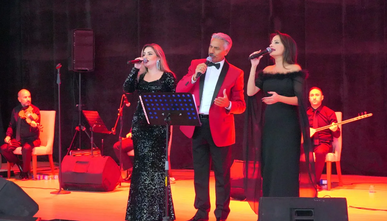 Kilis 7 Aralık Üniversitesi Rektörü Akman, Türk Halk müziği konserine katıldı