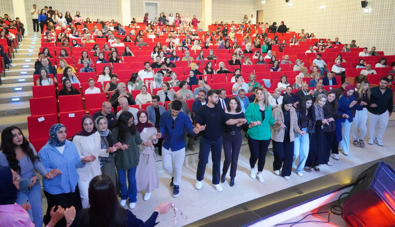 Kilis 7 Aralık Üniversitesi Rektörü Akman, Türk Halk müziği konserine katıldı