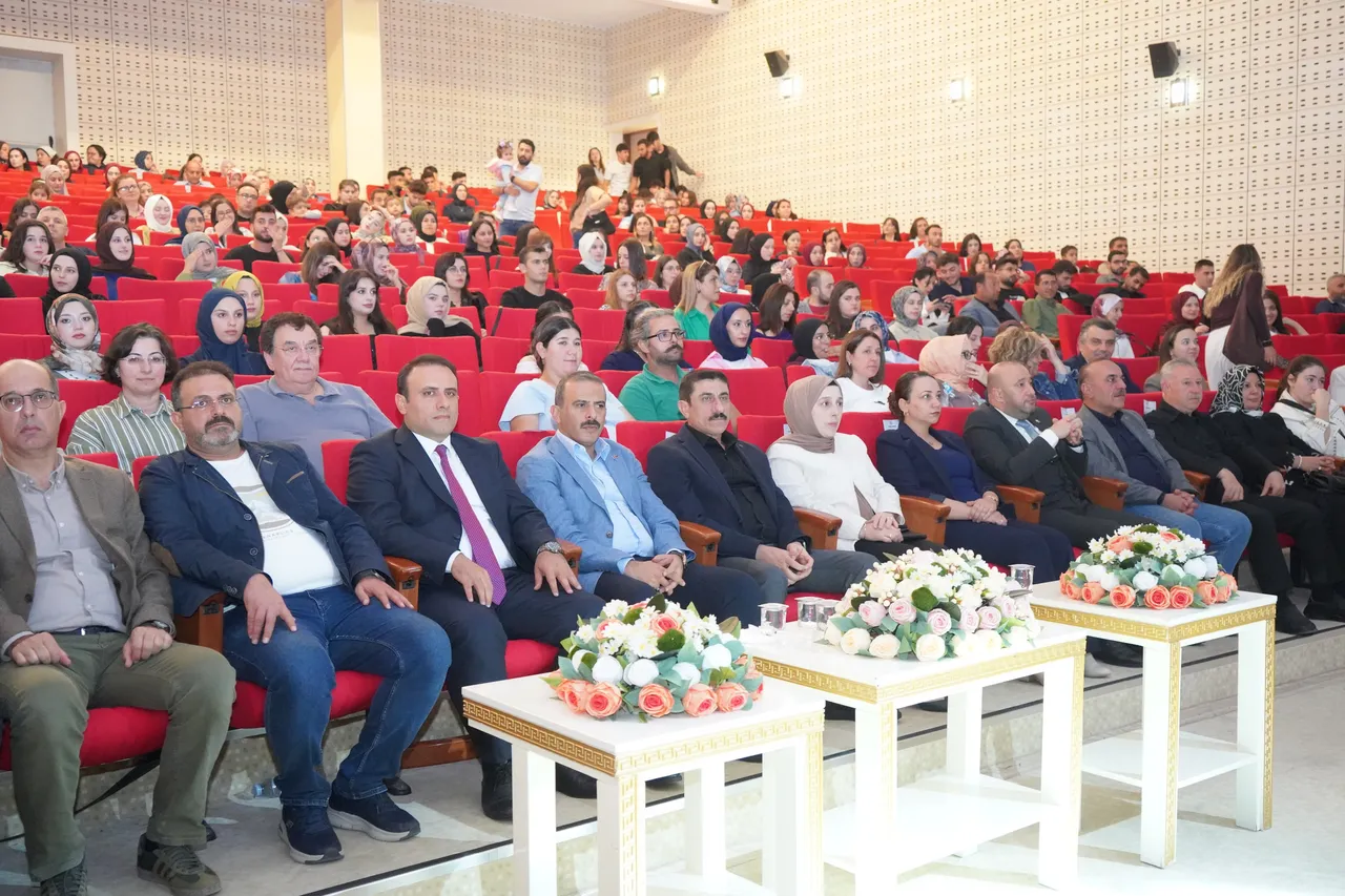 Kilis 7 Aralık Üniversitesi Rektörü Akman, Türk Halk müziği konserine katıldı