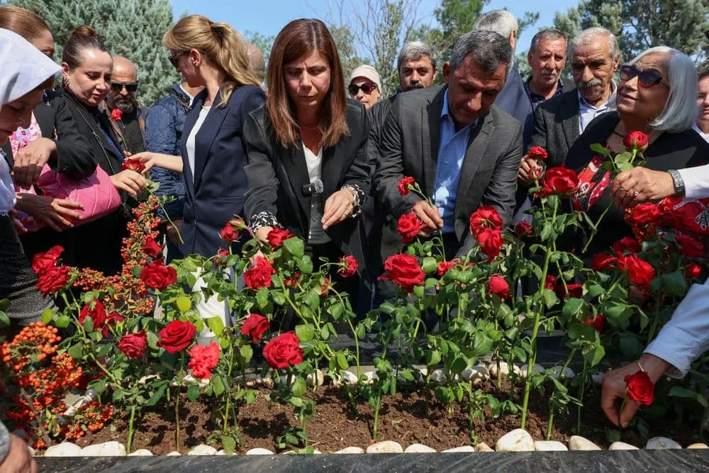 Yazar Mehmet Uzun mezarı başında anıldı