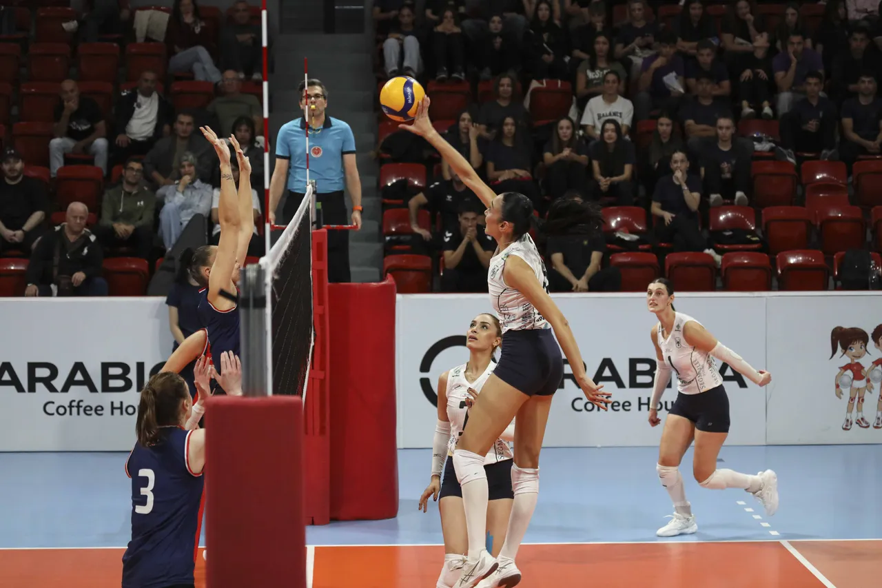 Ankara Büyükşehir Belediyesi Spor Kulübü kadın voleybol Takımı Ankara’da 1. ligin ilk maçına çıktı