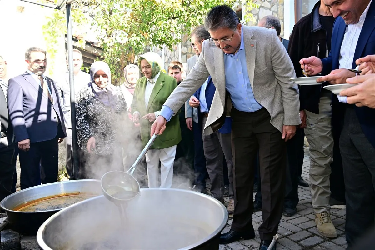 Eskişehir Valisi Yılmaz, Günyüzü Gecek Mahallesi’nde düzenlenen bağbozumu programına katılarak üzüm hasadı yaptı
