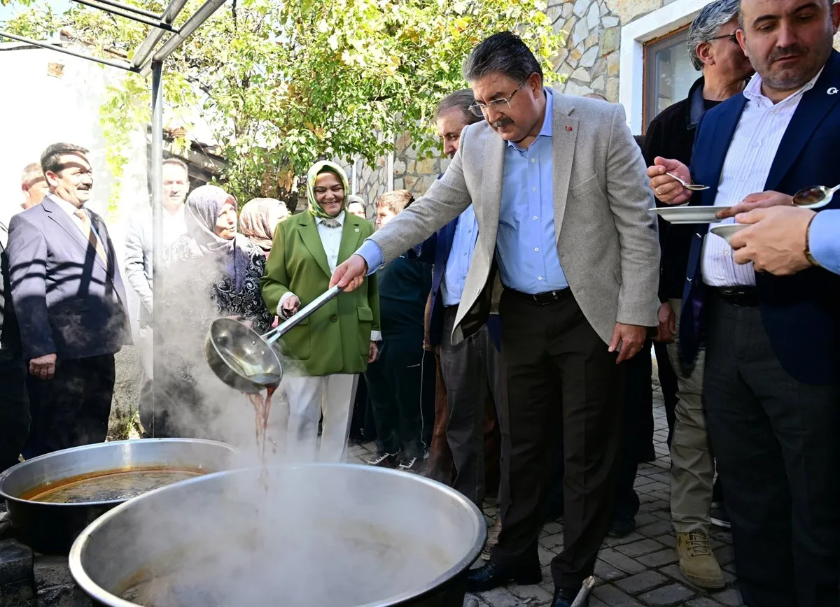 Eskişehir Valisi Yılmaz, Günyüzü Gecek Mahallesi’nde düzenlenen bağbozumu programına katılarak üzüm hasadı yaptı