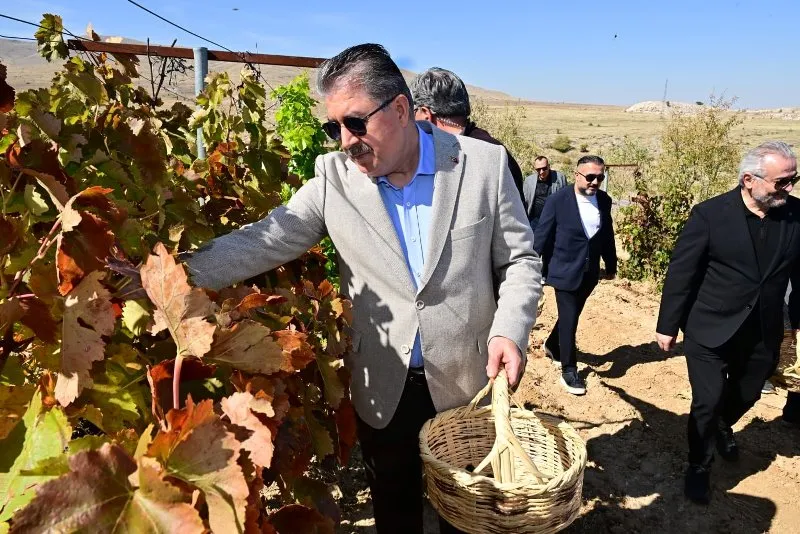 Eskişehir Valisi Yılmaz, Günyüzü Gecek Mahallesi’nde düzenlenen bağbozumu programına katılarak üzüm hasadı yaptı