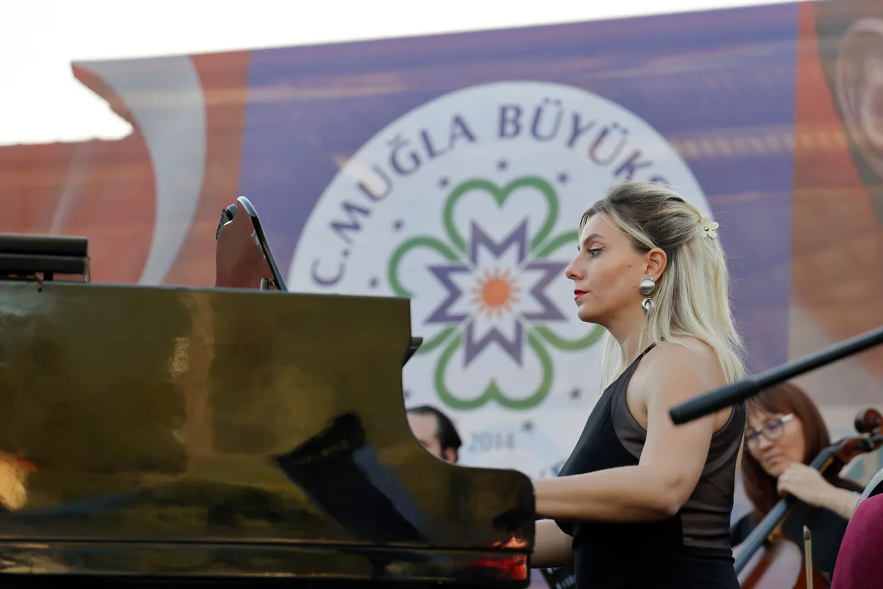 Akyaka’da Gün Batımında Halet Çambel ve Nail Çakırhan anıldı