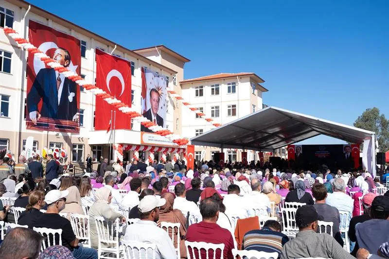 Dikili Bayburt'lu Hasan Şentürk Mesleki ve Teknik Anadolu Lisesinin açılışı gerçekleştirildi