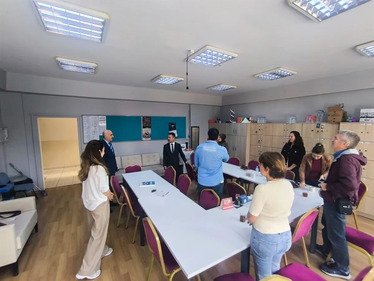 Vali Aktaş, Haftaya İzmit Zübeyde Hanım Kız Mesleki ve Teknik Anadolu Lisesi ziyareti ile başladı