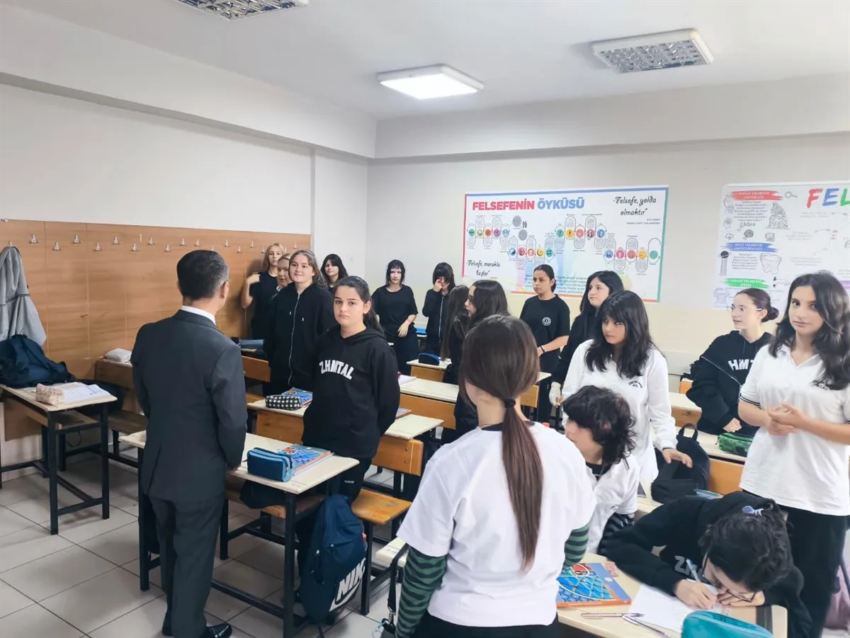 Vali Aktaş, Haftaya İzmit Zübeyde Hanım Kız Mesleki ve Teknik Anadolu Lisesi ziyareti ile başladı