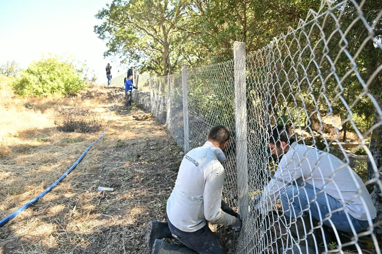 Büyükşehir’den kırsaldaki mezarlıklarda tel çit ve bakım onarım çalışması