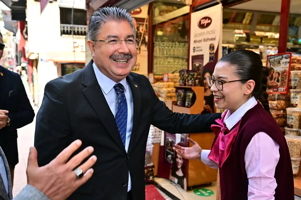 Eskişehir Valisi Yılmaz, İsmet İnönü-1 Caddesi’nde faaliyet gösteren esnafı ziyaret ederek hayırlı ve bereketli kazançlar diledi