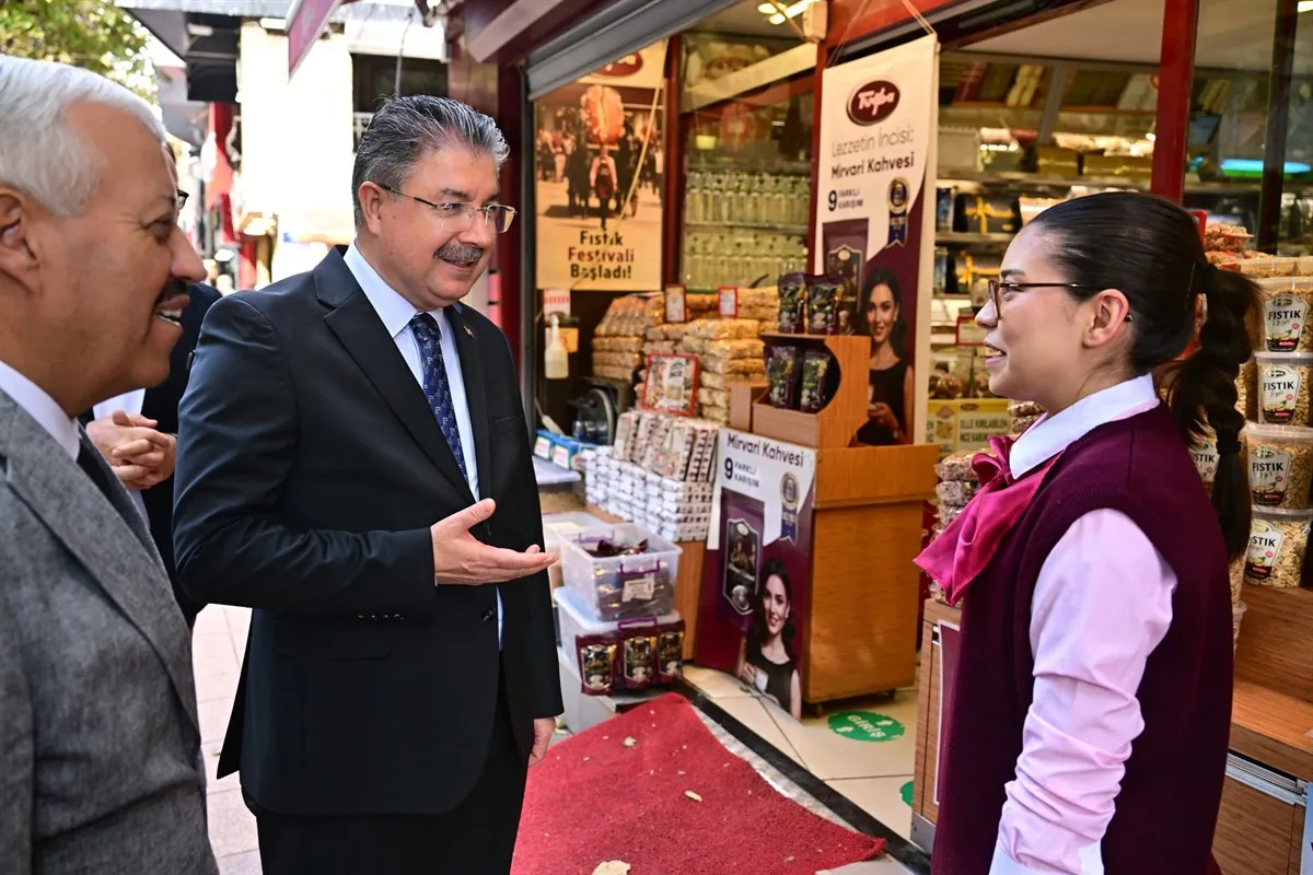 Eskişehir Valisi Yılmaz, İsmet İnönü-1 Caddesi’nde faaliyet gösteren esnafı ziyaret ederek hayırlı ve bereketli kazançlar diledi