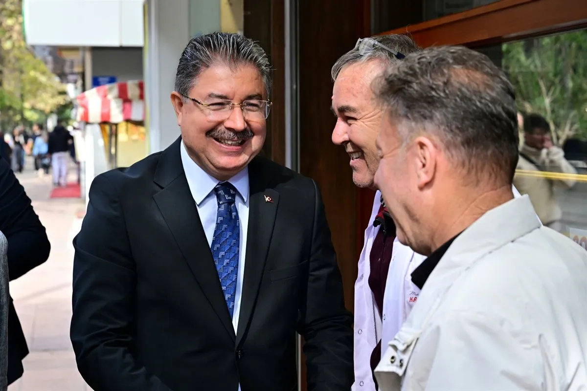 Eskişehir Valisi Yılmaz, İsmet İnönü-1 Caddesi’nde faaliyet gösteren esnafı ziyaret ederek hayırlı ve bereketli kazançlar diledi