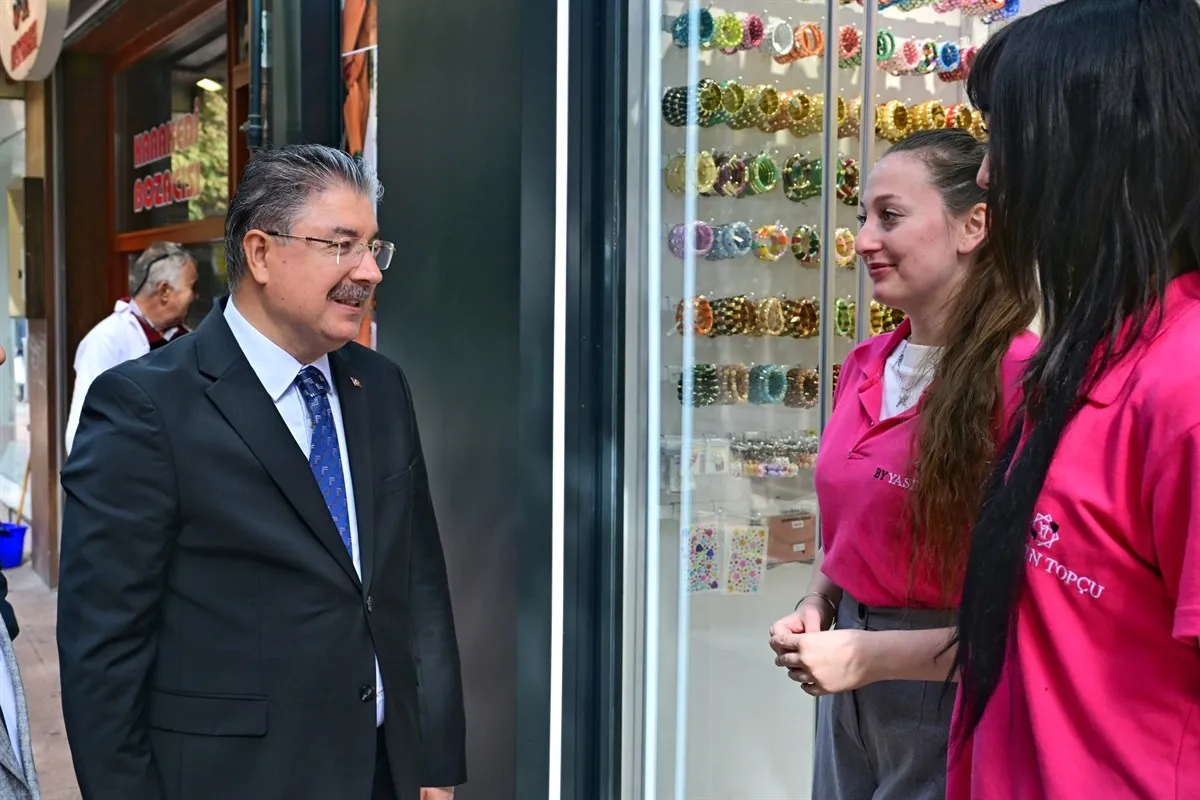 Eskişehir Valisi Yılmaz, İsmet İnönü-1 Caddesi’nde faaliyet gösteren esnafı ziyaret ederek hayırlı ve bereketli kazançlar diledi