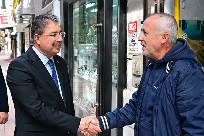 Eskişehir Valisi Yılmaz, İsmet İnönü-1 Caddesi’nde faaliyet gösteren esnafı ziyaret ederek hayırlı ve bereketli kazançlar diledi