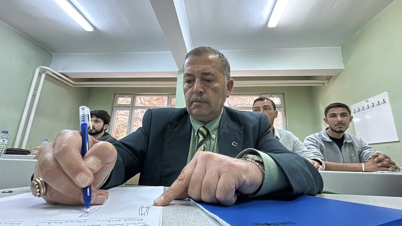 57 yaşında üniversite hayalini gerçekleştirdi, oğluyla aynı kampüste öğrenci oldu