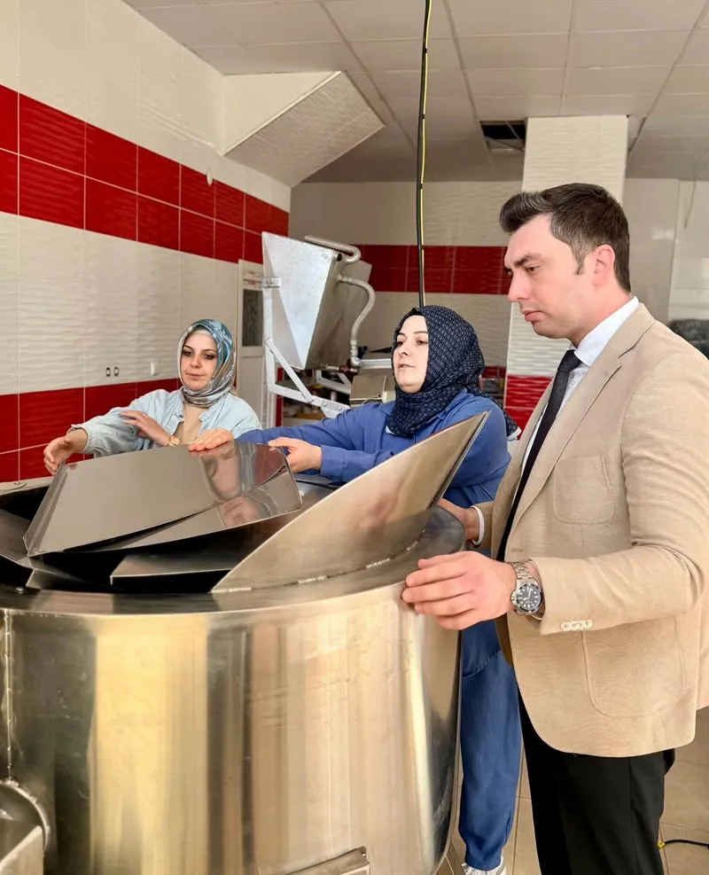 Kabataş’ta kadın emeği: Kaymakamımız Ali can ULUDAĞ ceviz helvası üretimini inceledi