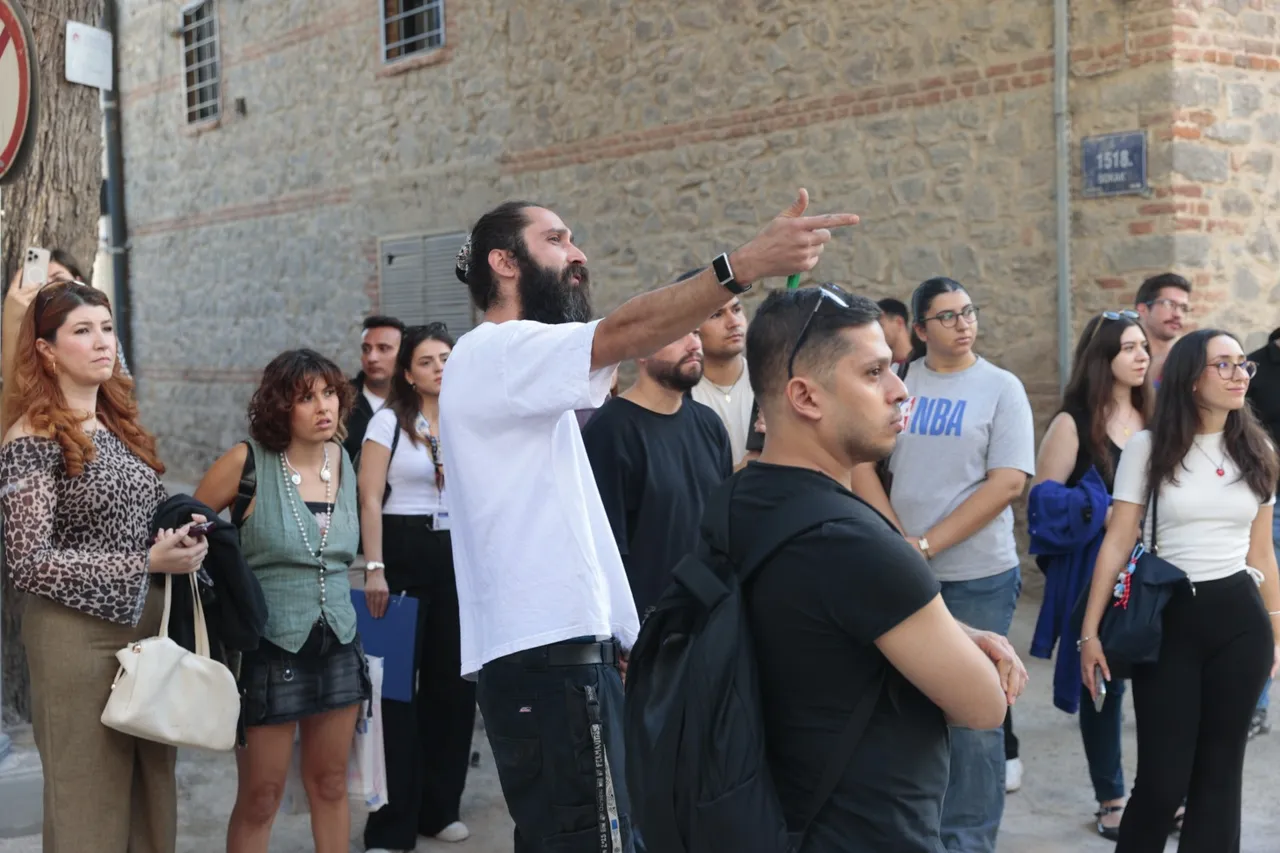 Konak'lı gençler yerel tarih gezisiyle Alsancak’ı keşfe çıktı