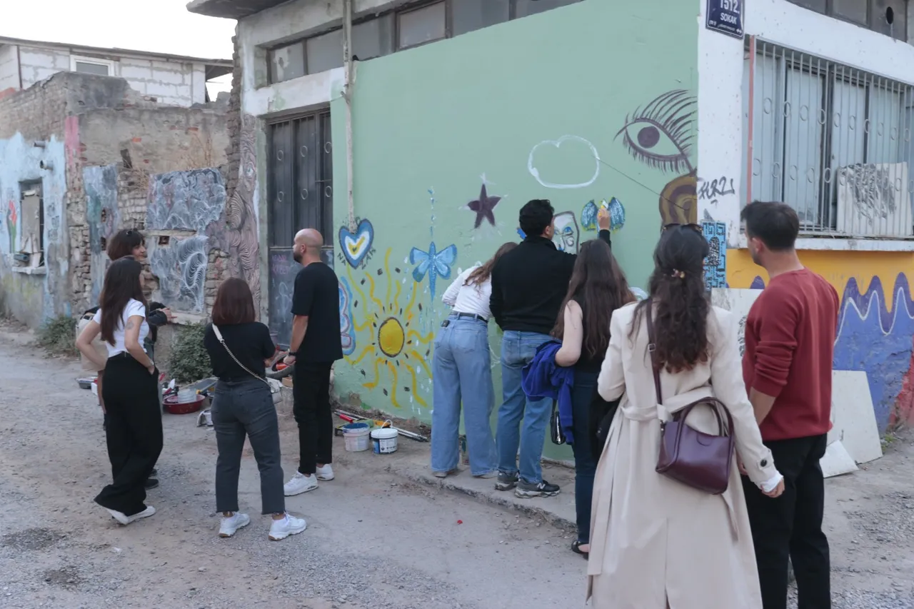 Konak'lı gençler yerel tarih gezisiyle Alsancak’ı keşfe çıktı