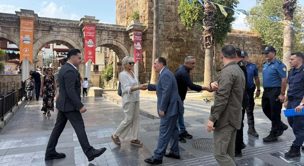 Muratpaşa Kaymakamı İhsan Kara Kaleiçi ve etrafında denetim yaptı