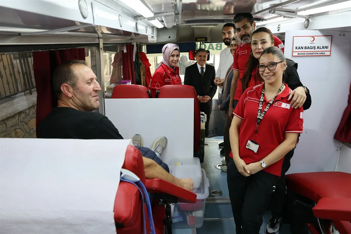 Gümüşhane Valisi Cevdet Atay’dan mobil kan bağışı aracına ziyaret