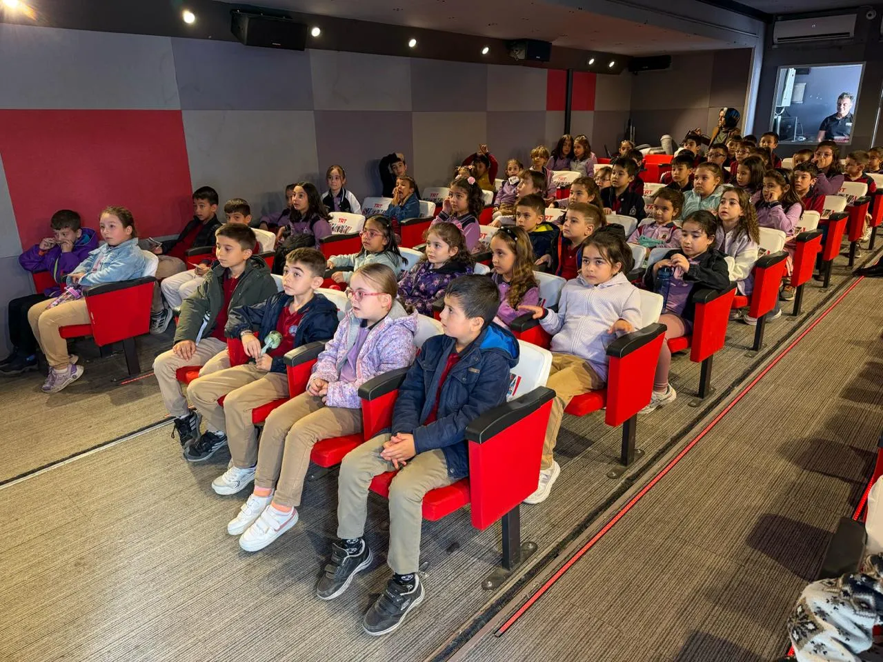 TRT Sinema Tırı Sandıklı’da çocuklarla buluştu