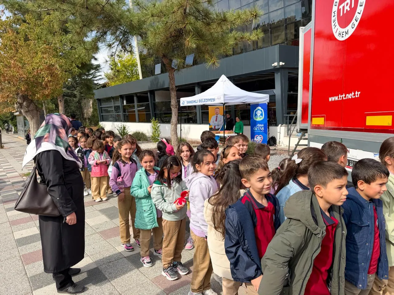TRT Sinema Tırı Sandıklı’da çocuklarla buluştu