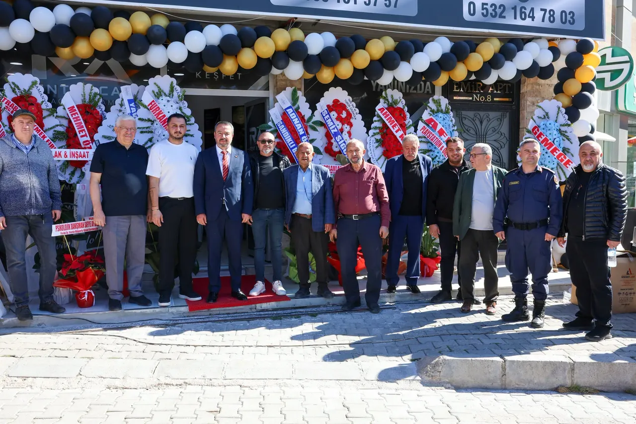 Sandıklı Belediye Başkanı Öztaş, Ramazan Aydoğan tarafından Sandıklı'ya kazandırılan RA Rent A Car işletmesinin açılış törenine katıldı