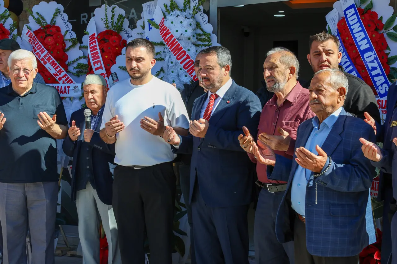 Sandıklı Belediye Başkanı Öztaş, Ramazan Aydoğan tarafından Sandıklı'ya kazandırılan RA Rent A Car işletmesinin açılış törenine katıldı
