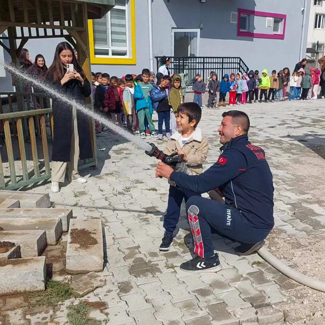 Minikler itfaiyecilerle buluştu