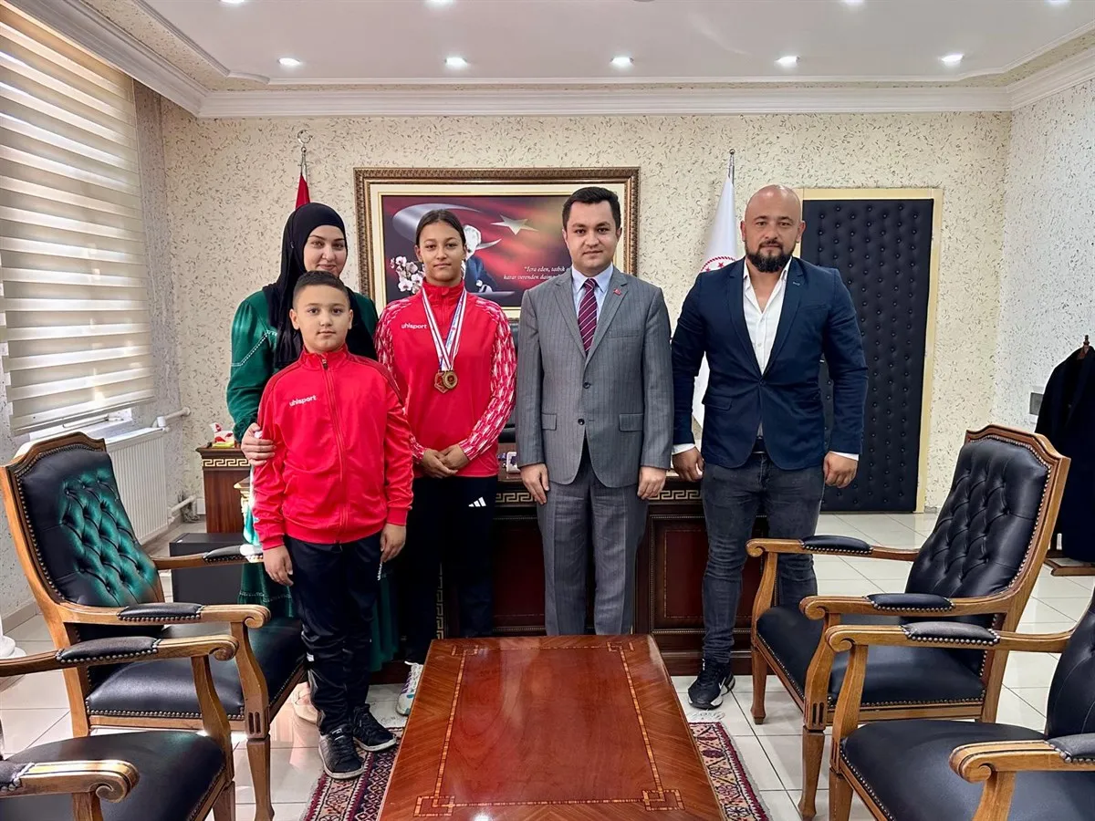 Kaymakam V. Emre AÇAR, Türkiye 3’üncüsü ve 66 kg Malatya Levent Kanyonu Turnuvası şampiyonu Aybüke KAPLAN ile ailesini ağırladı