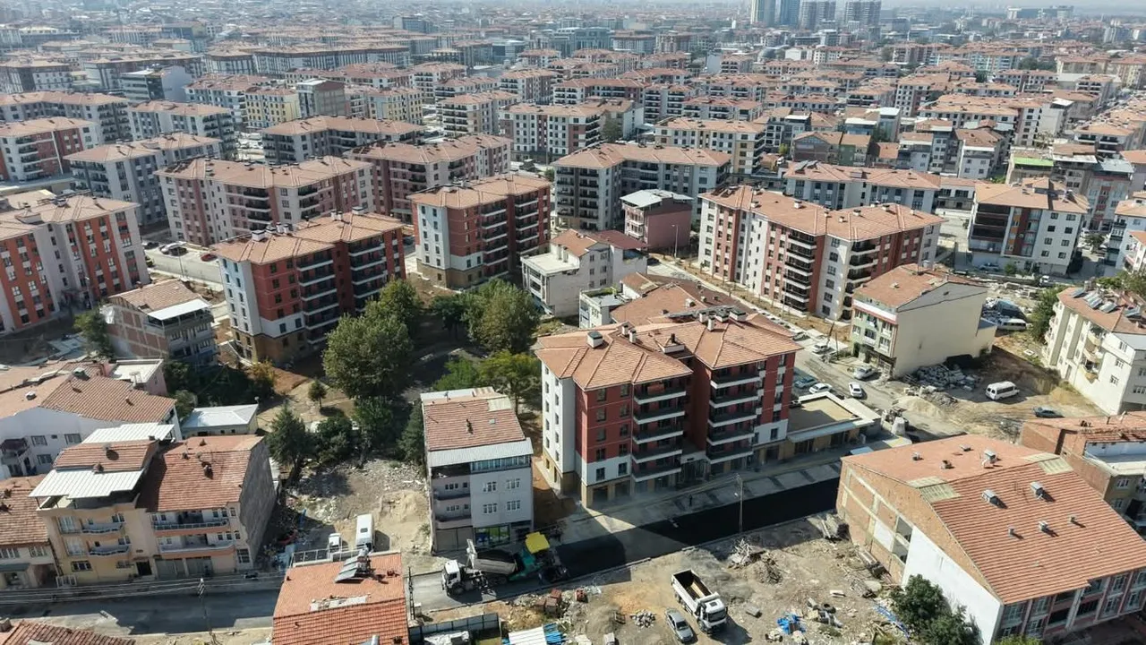 Battalgazi Belediyesi TOKİ konutlarının bağlantı yollarını asfaltladı