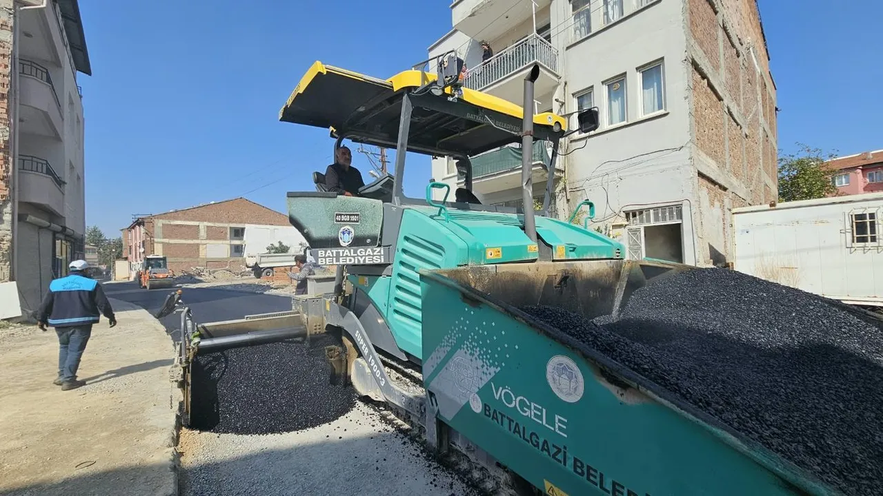 Battalgazi Belediyesi TOKİ konutlarının bağlantı yollarını asfaltladı