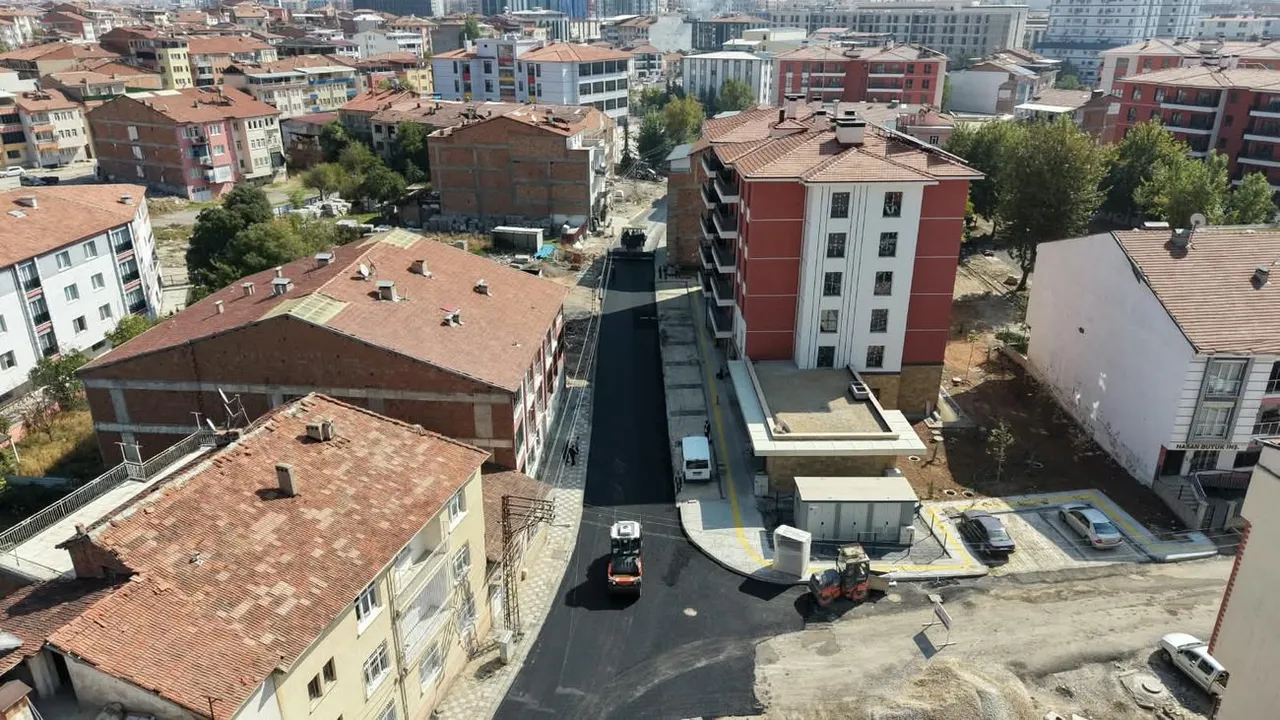 Battalgazi Belediyesi TOKİ konutlarının bağlantı yollarını asfaltladı