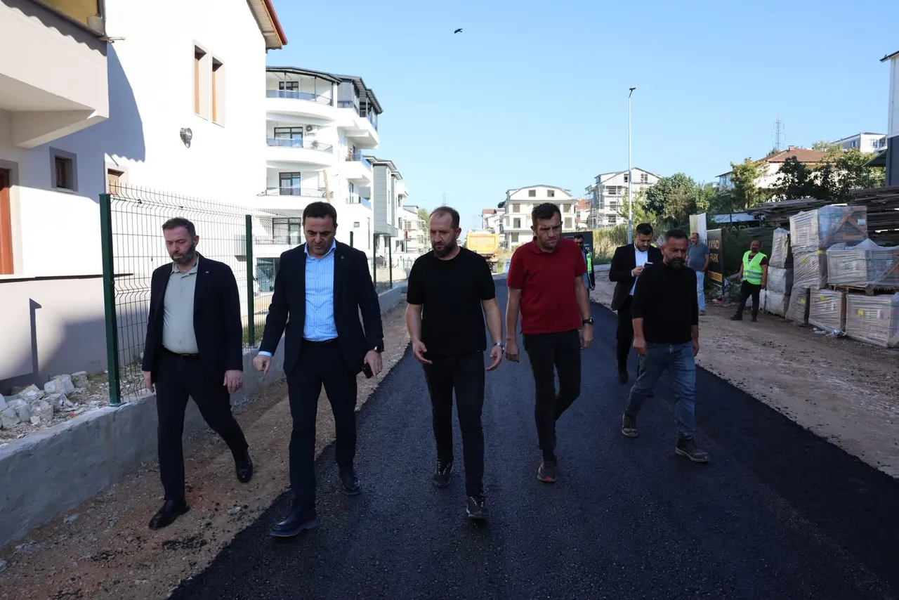 Başkan Özlü, Yeşilyurt Mahallesi?nde asfalt çalışmalarını inceledi