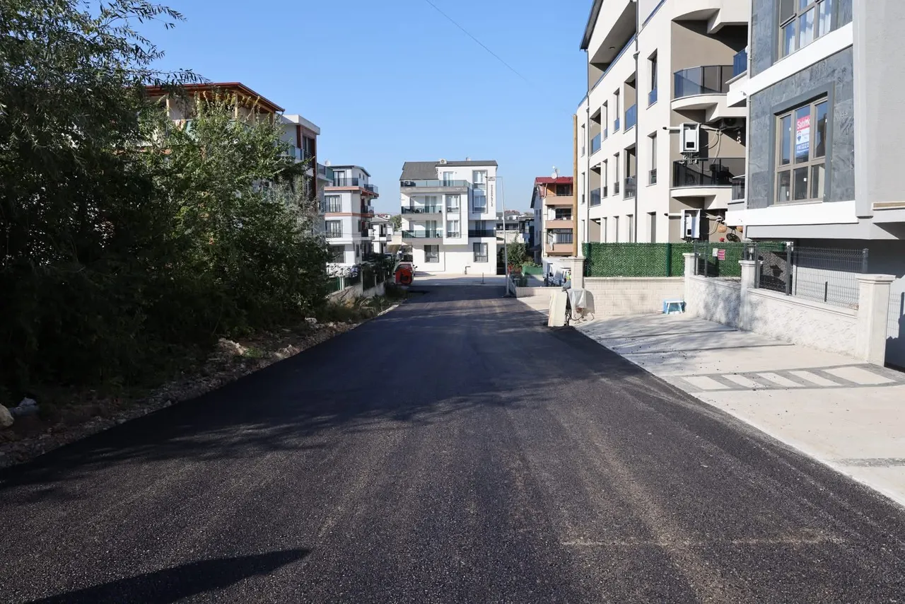 Başkan Özlü, Yeşilyurt Mahallesi?nde asfalt çalışmalarını inceledi