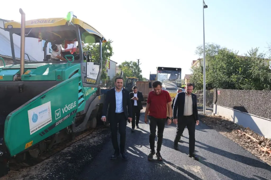 Başkan Özlü, Yeşilyurt Mahallesi?nde asfalt çalışmalarını inceledi