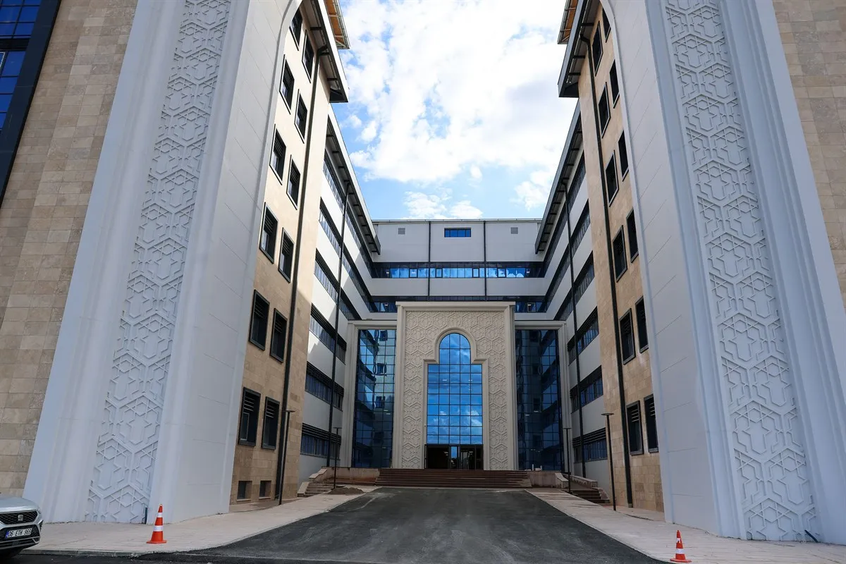 Vali Şimşek, SCÜ yeni hastane inşaatında incelemelerde bulundu