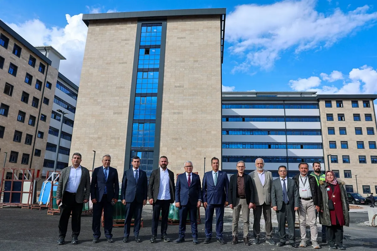 Vali Şimşek, SCÜ yeni hastane inşaatında incelemelerde bulundu