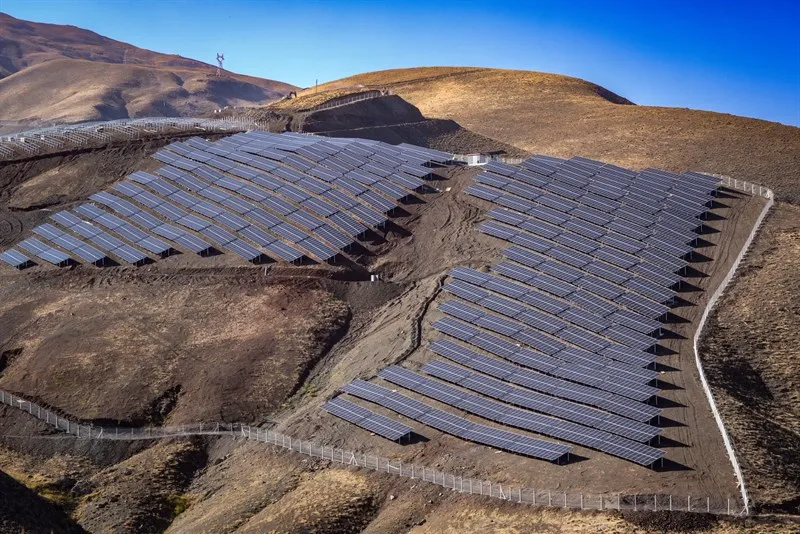 Hakkari Valisi Taşyapan, güneş enerjisi Santrali projesinde incelemelerde bulundu